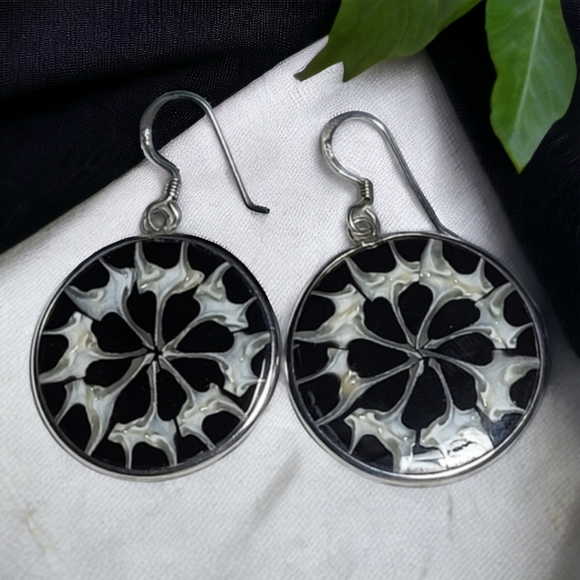 925 Sterling Silver Natural Trochoidea Top Shell Inlaid Black Resin Earrings - Picture 3 of 7